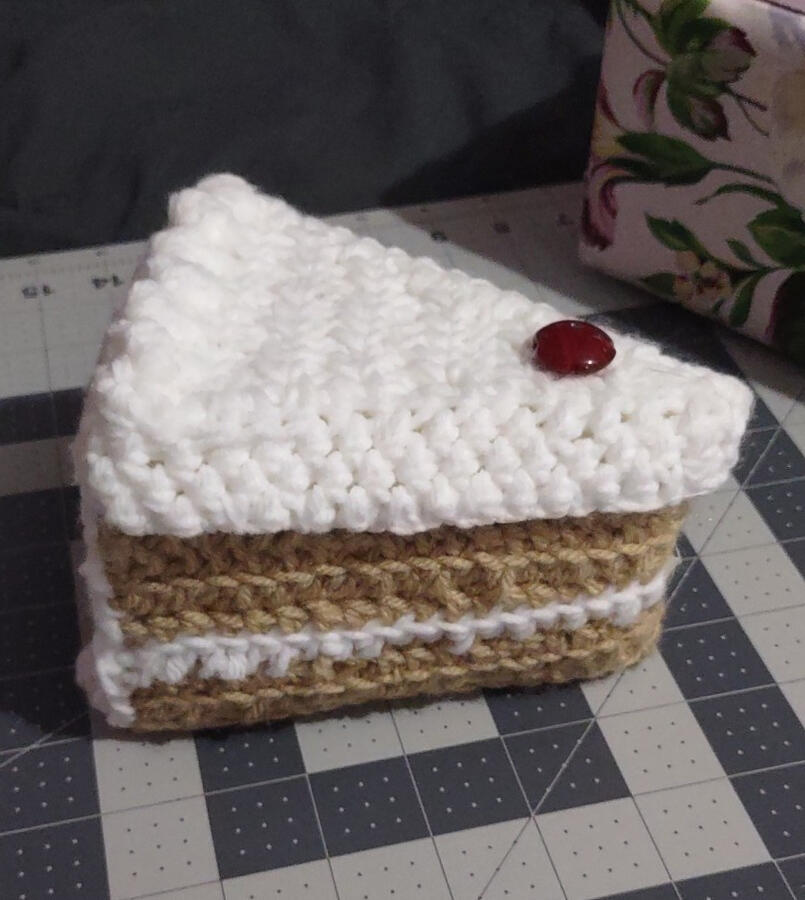Piece of cake box (side view)
