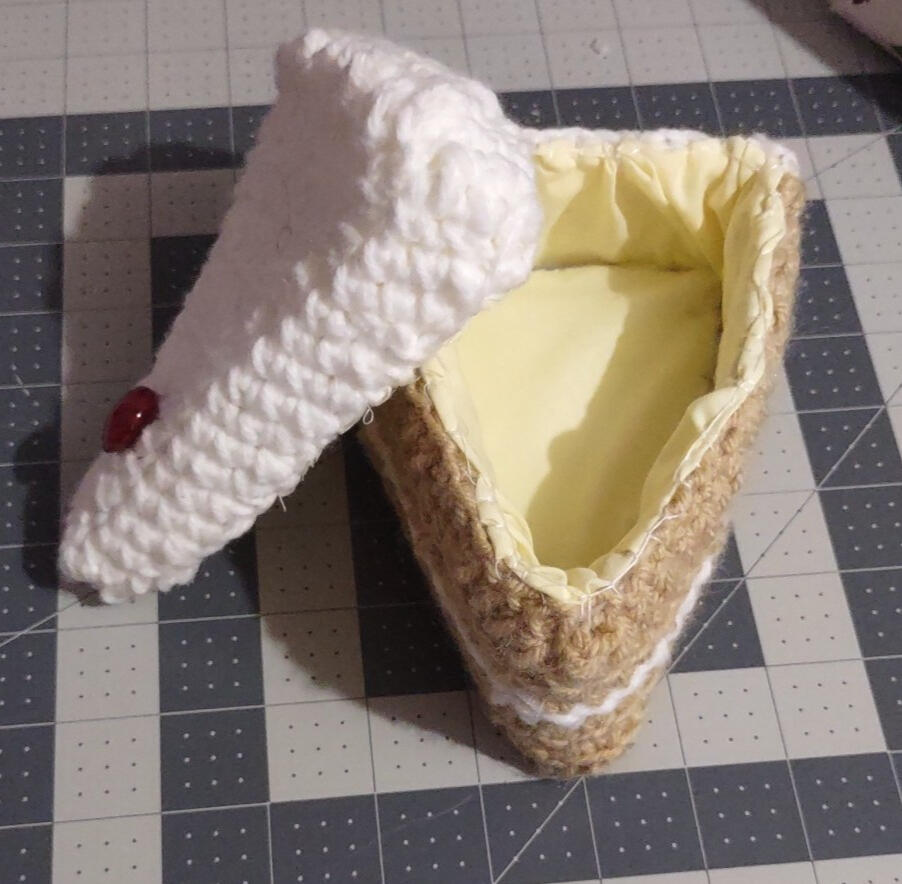 Piece of cake box (open)